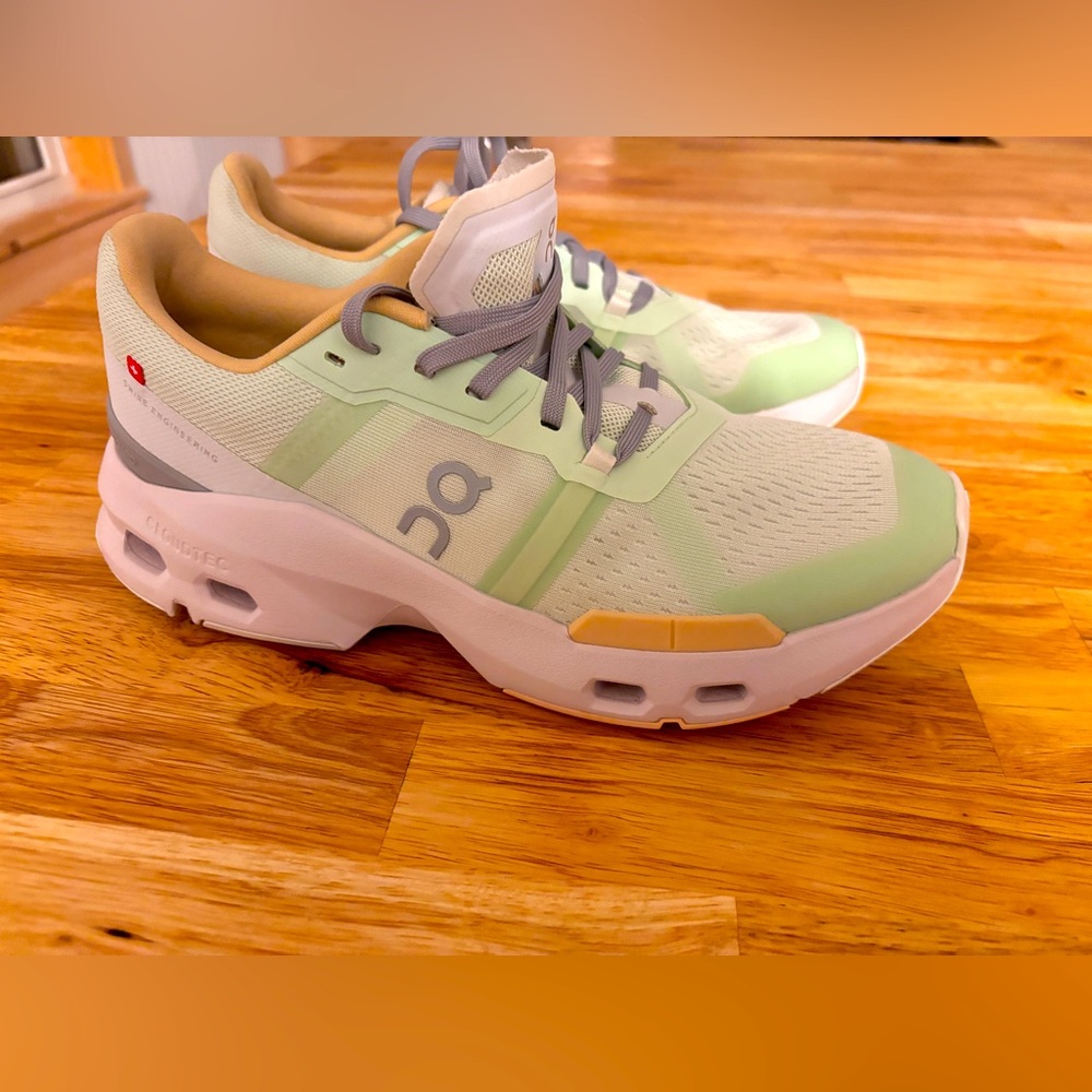 Oncloud size 9.5 NEW mint green